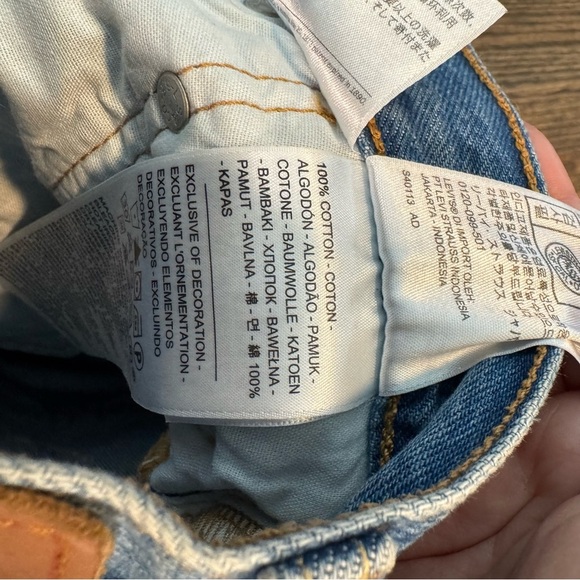 Levi's Women's 501 Original Fit Button Fly Classic Distressed Jeans 25 - Picture 10 of 10